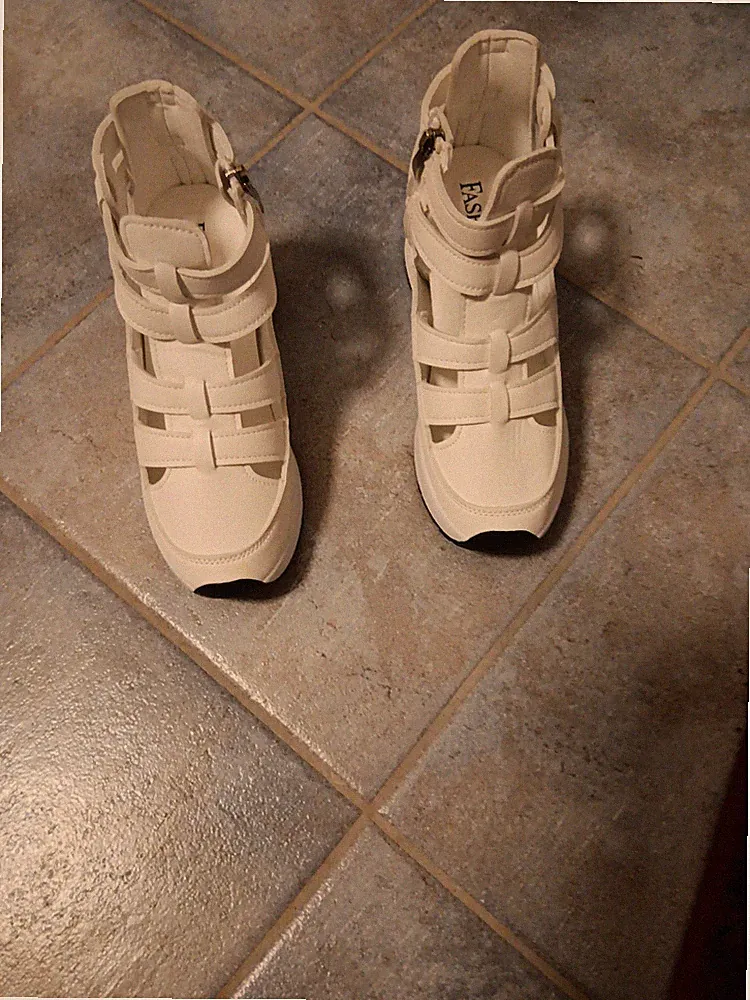 1 Paar Wunderschöne Nagelneue Sandalen Gr. 35 mit Keilabsatz