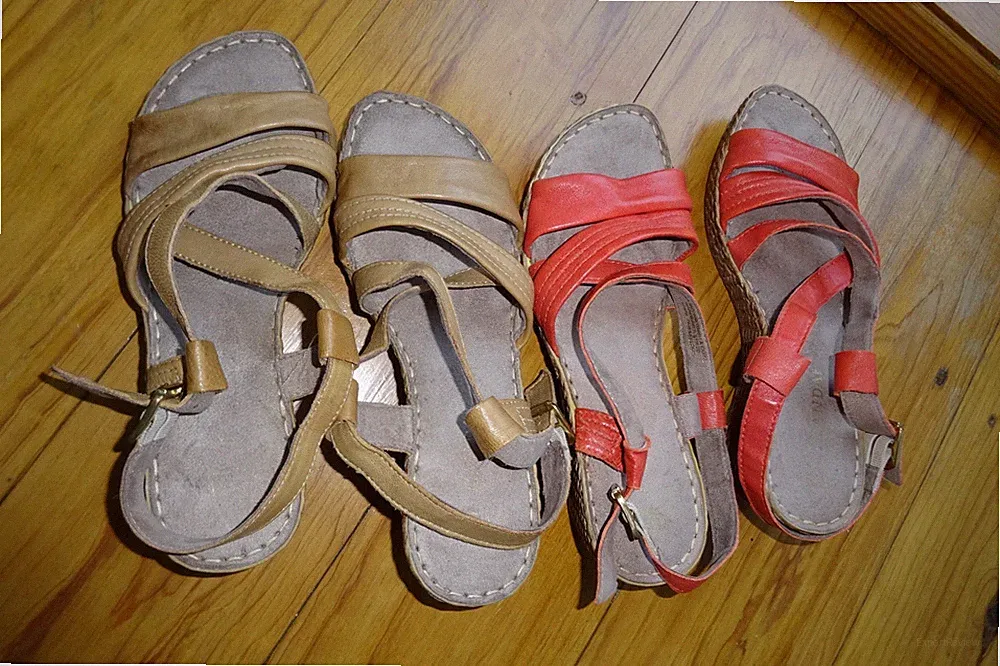 2 Paar neuwertige Sandalen mit Keilabsatz als Set, orange und beige, Gr.37