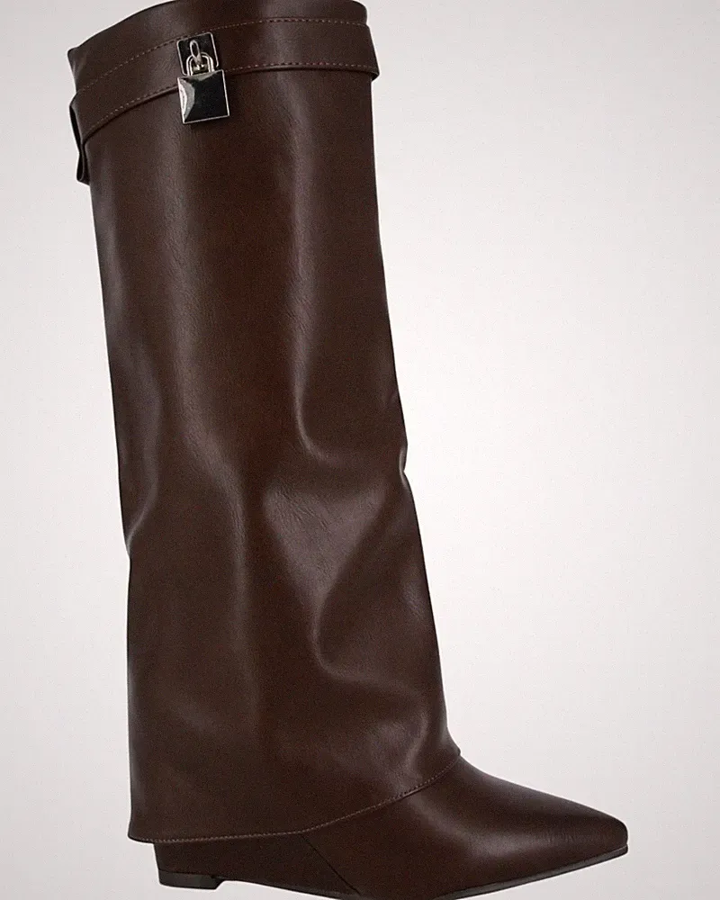 8,5 CM KEILABSATZ-STIEFEL MIT UMGEBROCHTEM SCHACHTEL, SCHOKOLADENBRAUN