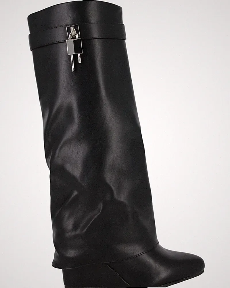 8 CM KEILABSATZ-STIEFEL MIT UMGEBROCHTENEN SCHWARZEN ISOLIERTEN