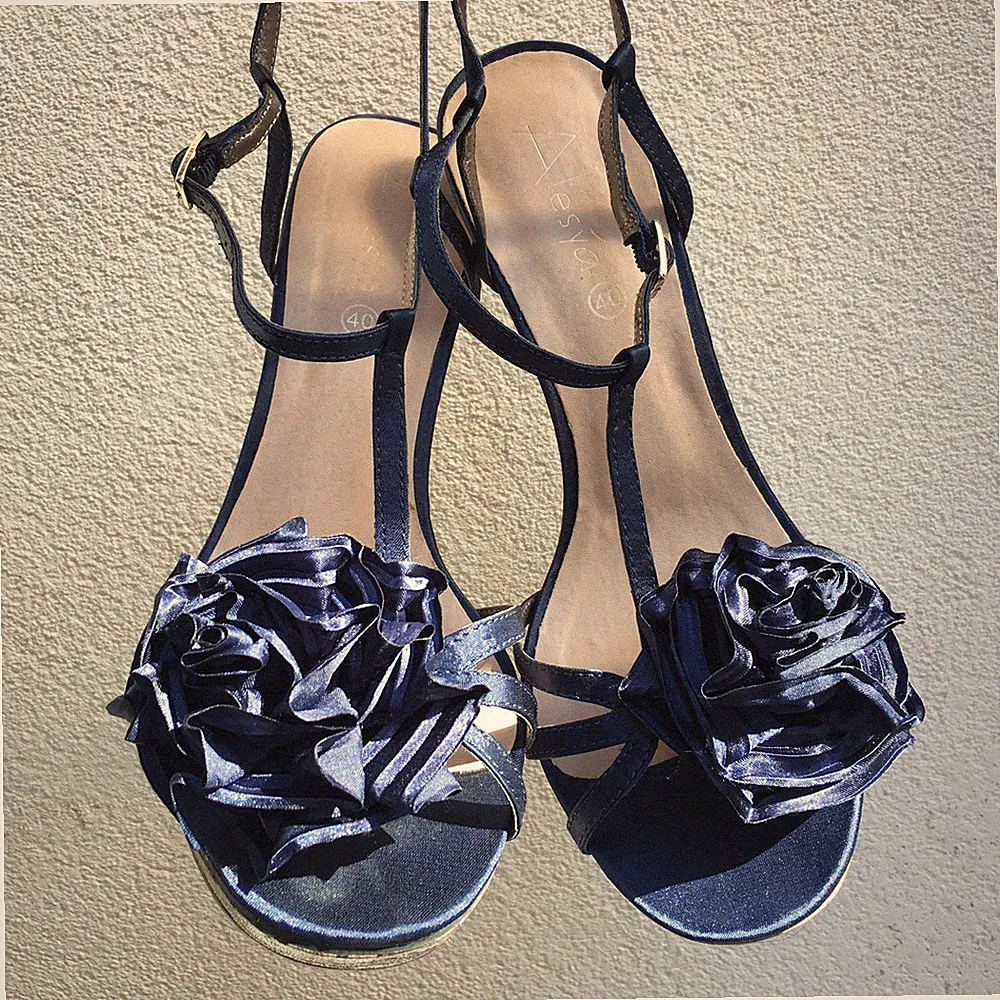 Alesya blaue Sandale Blume rosa Satin Keilabsatz Plateau Kork T-Bar 40 Neu
