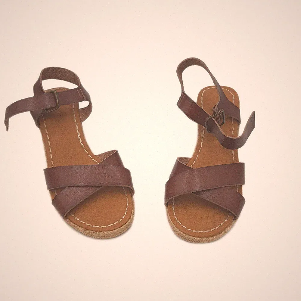 Amazon Essentials Keilabsatz Sandalen