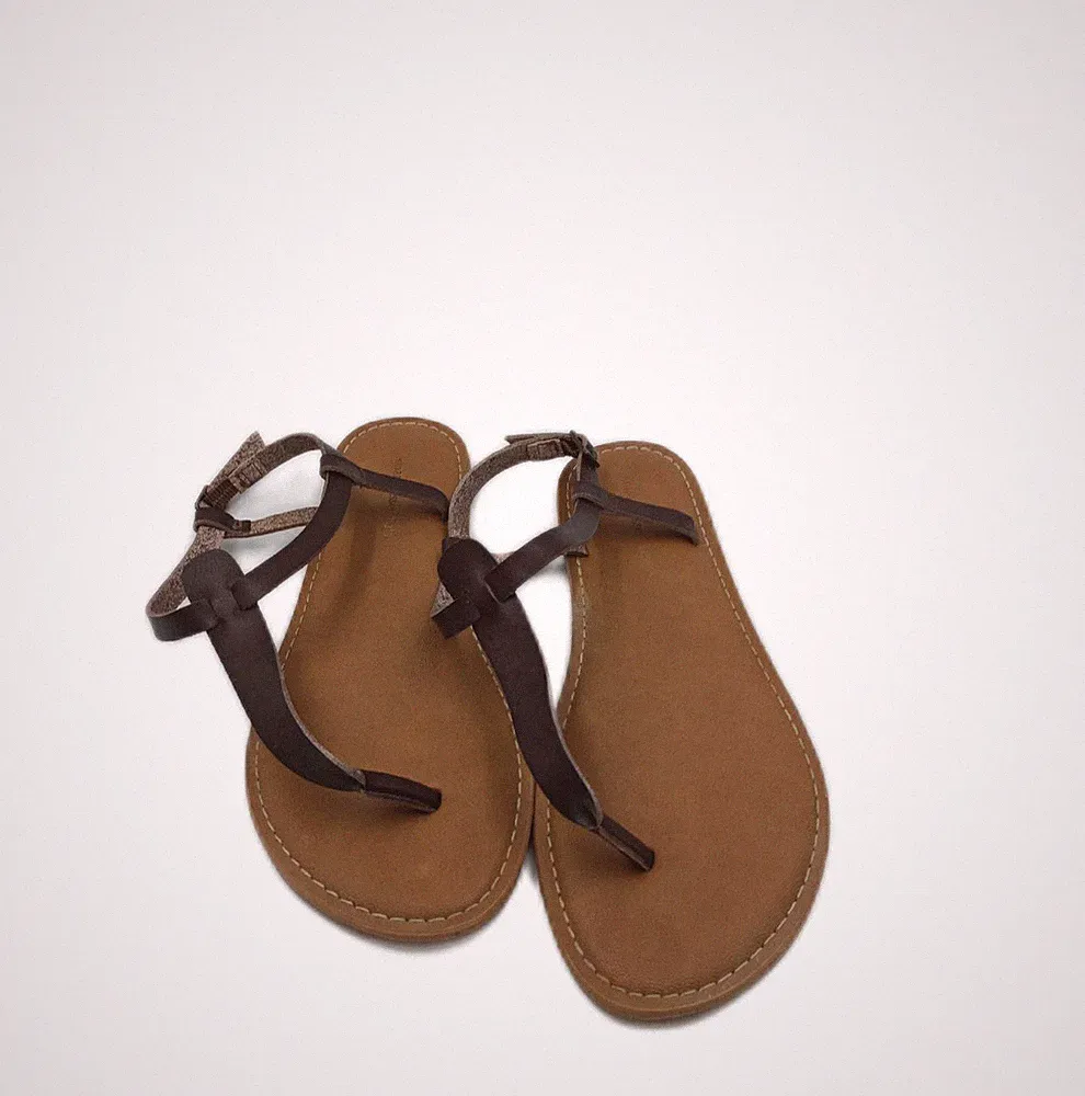Amazon Essentials Sandale Damen Schuhe Zehenstegsandale mit Knöchelriemen Braun