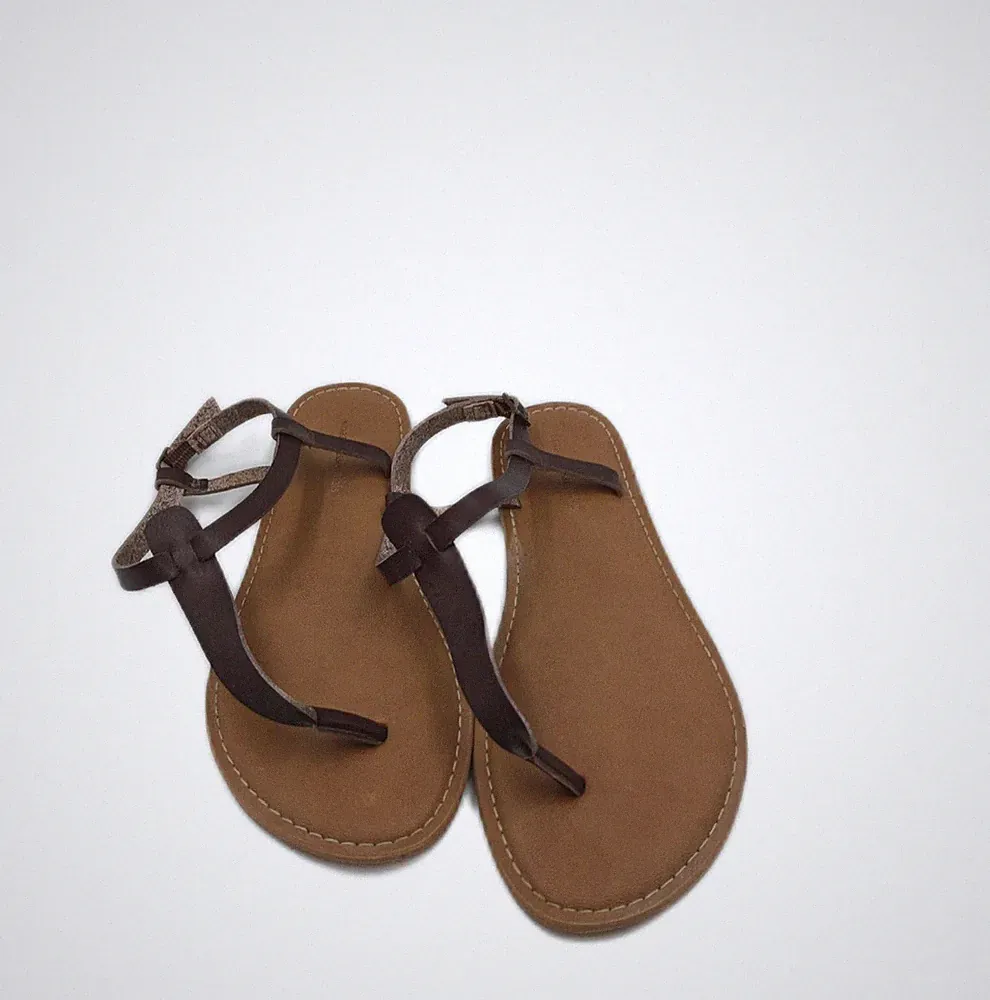Amazon Essentials Sandale Damen Schuhe Zehenstegsandale mit Knöchelriemen Braun
