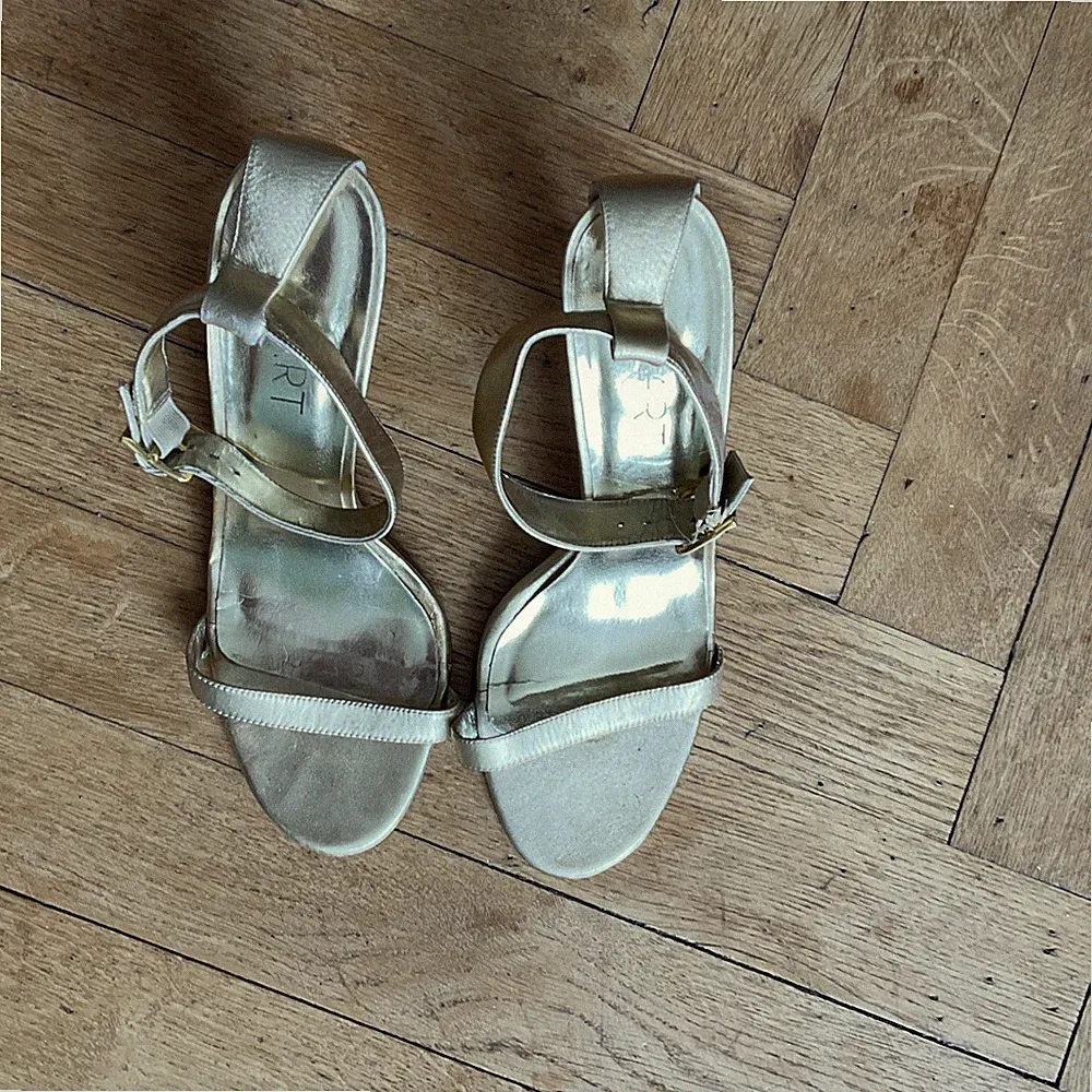Apart Damen Sandalen EU 38 Gold Leder Riemchen Keilabsatz Schnalle