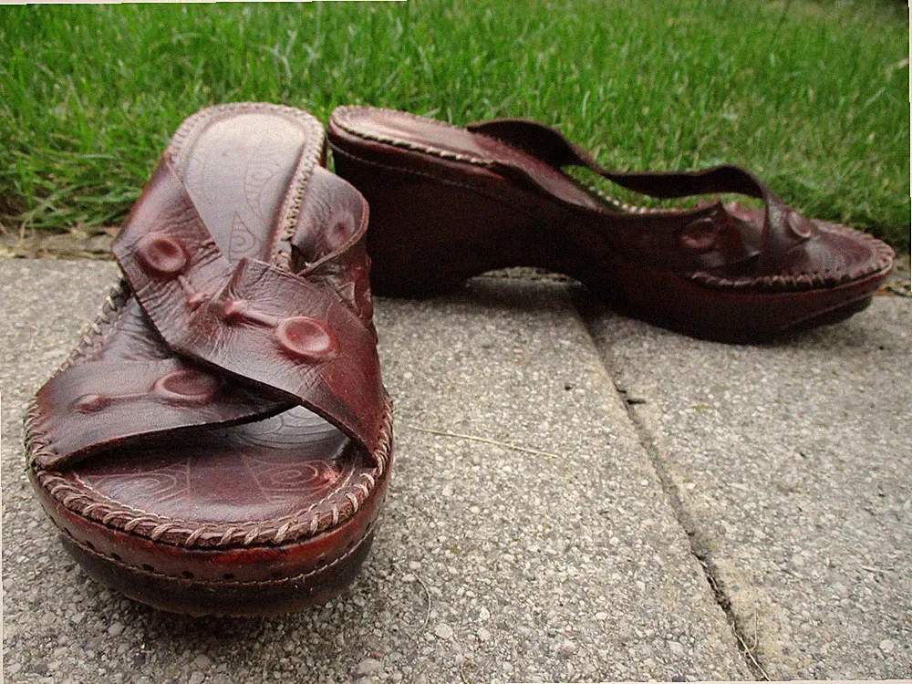 Art Riemen Keilabsatz Leder Pantoletten-Sandaletten mit schönem Design Gr.41