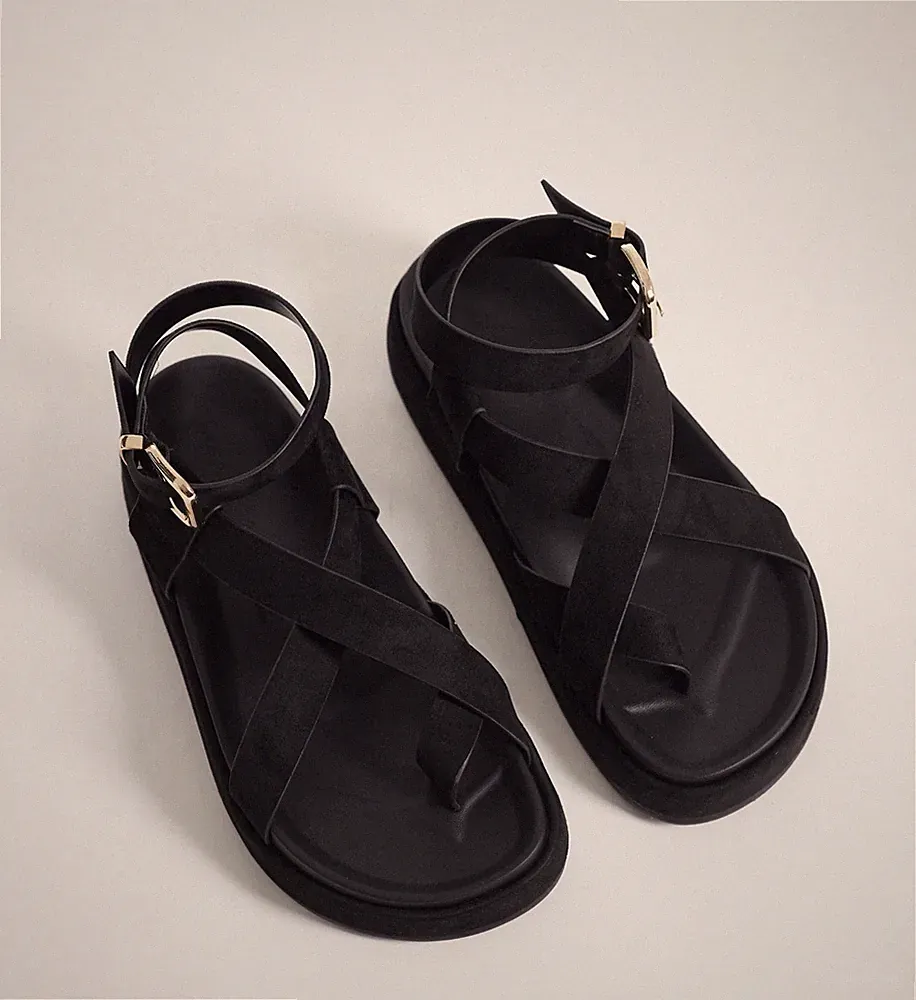 ASOS DESIGN – Faye – Sandalen aus Wildlederimitat in Schwarz Gr. 38