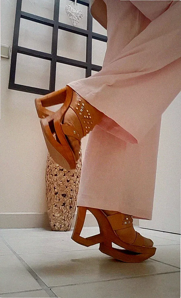 Ausgefallende Holzpantoletten in Beige 41 mit Keilabsatz und Nieten