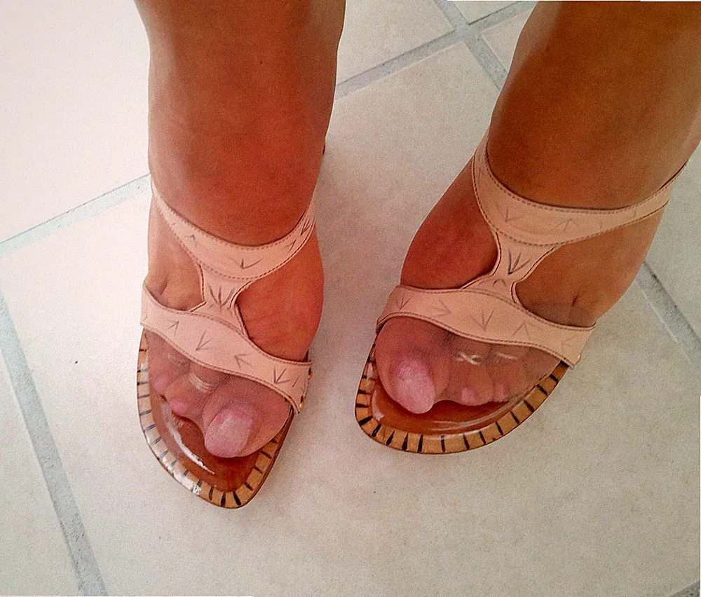 Ausgefallende Holzpantoletten in Beige 42 mit Keilabsatz und Goldnieten