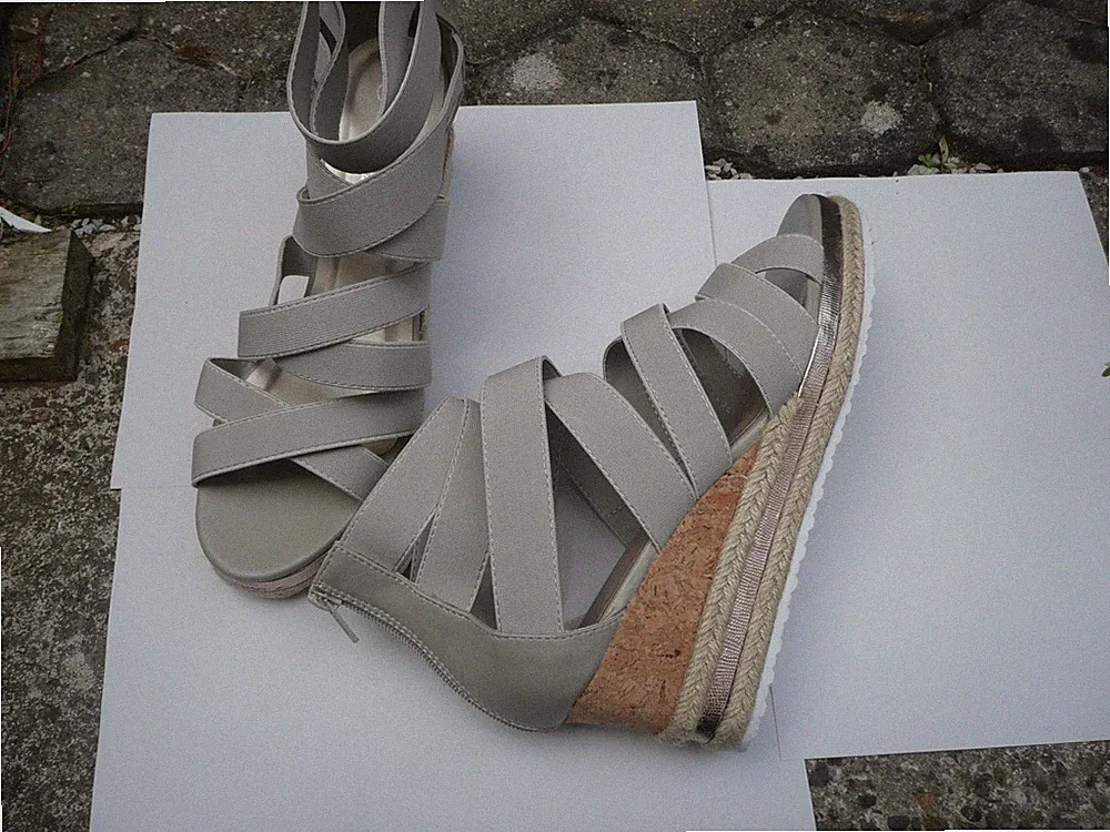 BE GOLD Sandale mit gekreuzten Riemen