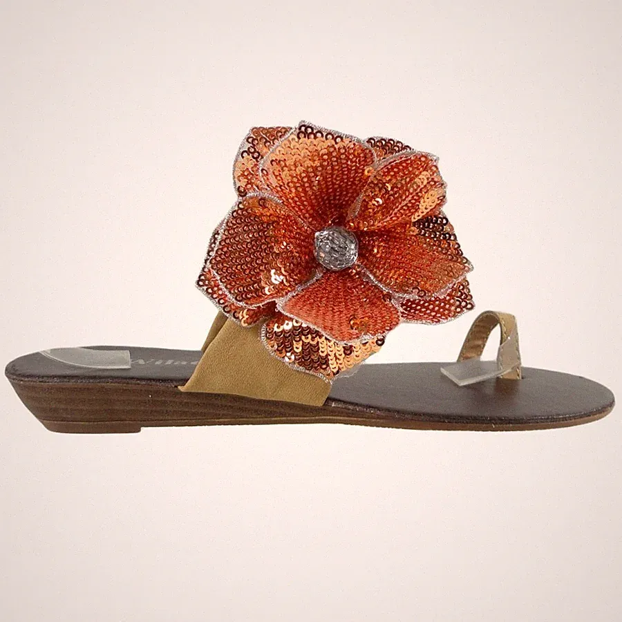 Beige Frauenschuhe auf Flip-Flops mit Keilabsatz