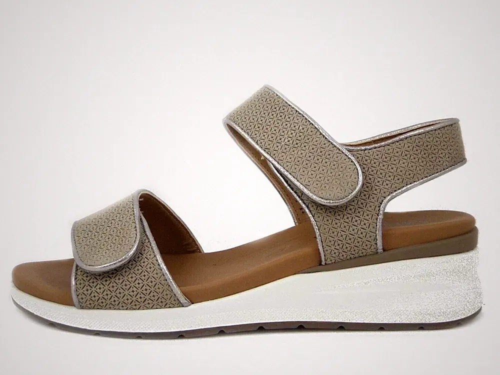 Bequeme Damen Sandalen Leder Beige mit Doppelriemen Niedriger Keilabsatz CAPRICE