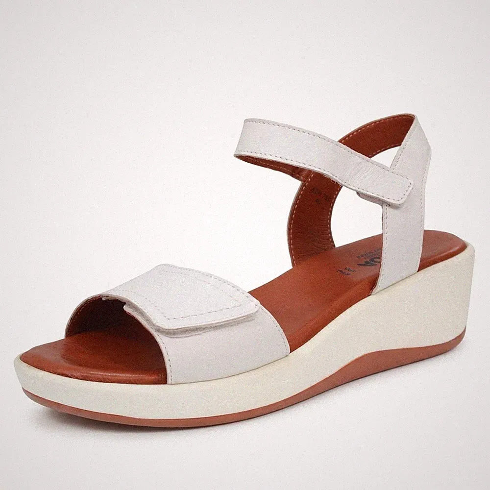Bequeme Leder Sandalen mit weißem Keilabsatz - Damen Schuhe Sandalen