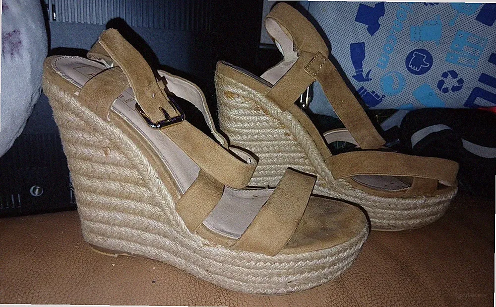 Bershka Damen Riemchen-Sandalen Beige Kunstleder Schnalle Keilabsatz Plateau 37