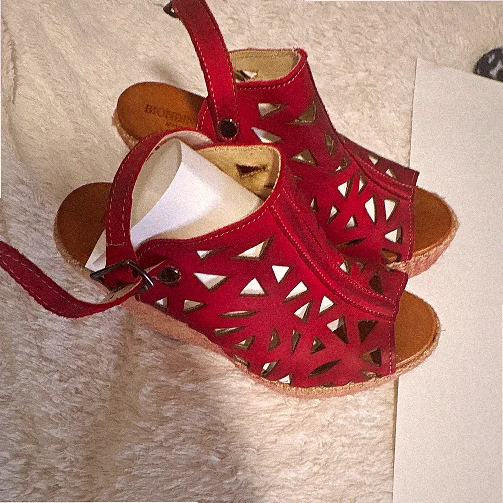 BIONDINI Damen Sandalen EU 39 Rot Leder Keilabsatz hoch Cut-Out Schnalle