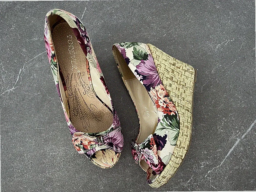 Blumige Peeptoe High Heels mit Keilabsatz Gr. 37