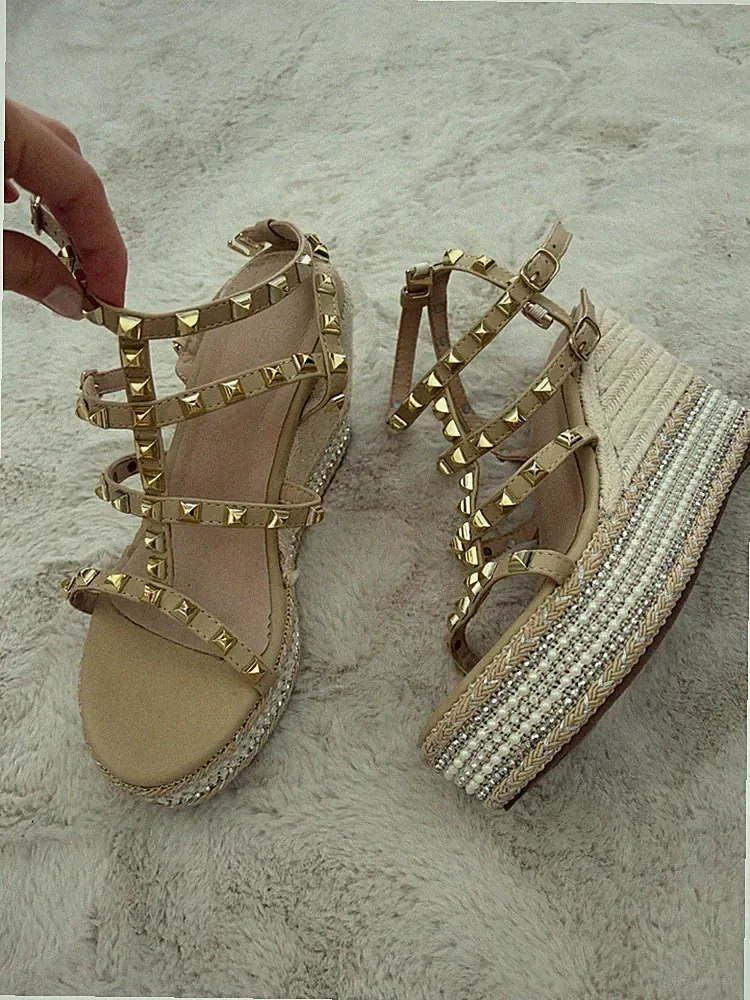 Boohoo Damen Keilabsatz Sandalen 38 Beige/Gold Nieten Strass Riemchen