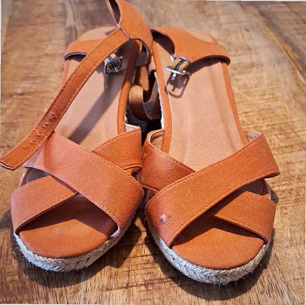 bpc Damen Espadrille-Sandalen Keilabsatz hoch Braun Leinenmischung 38