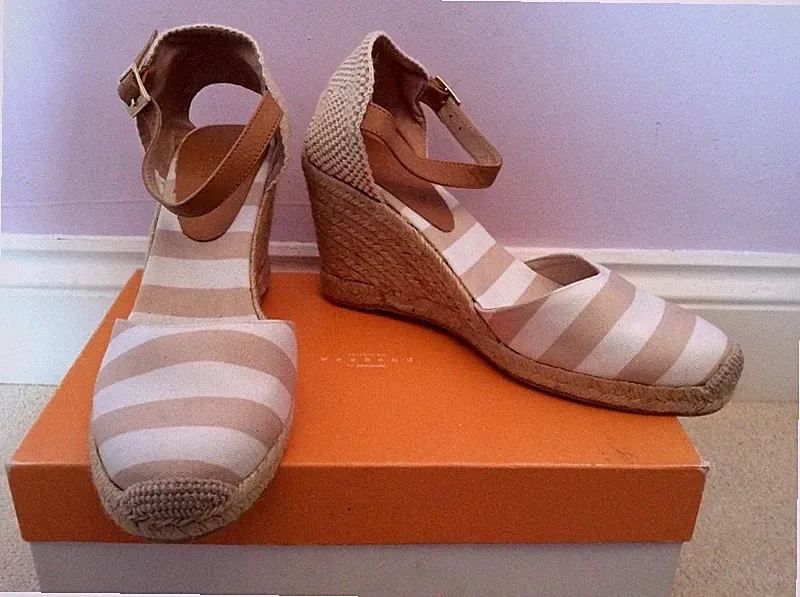 BRANDNEU JOHN LEWIS BEIGE & WEISS GESTREIFTE KEILABSATZ SANDALEN GRÖSSE 8/41