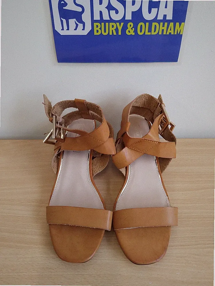Brandneu ohne Karton River Island Damen-Sandalen hellbraun Leder Riemchen Keilabsatz Blockabsatz