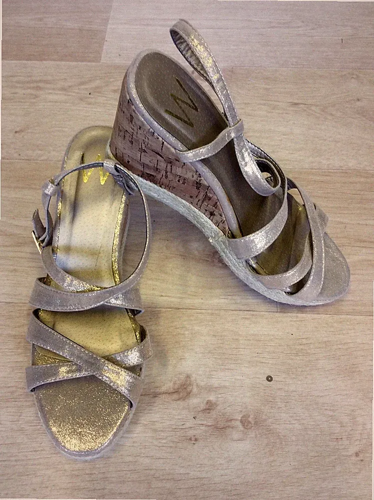 BRANDNEUE WALLIS HELLGOLDENE SANDALEN MIT KEILABSATZ GRÖSSE 7/40