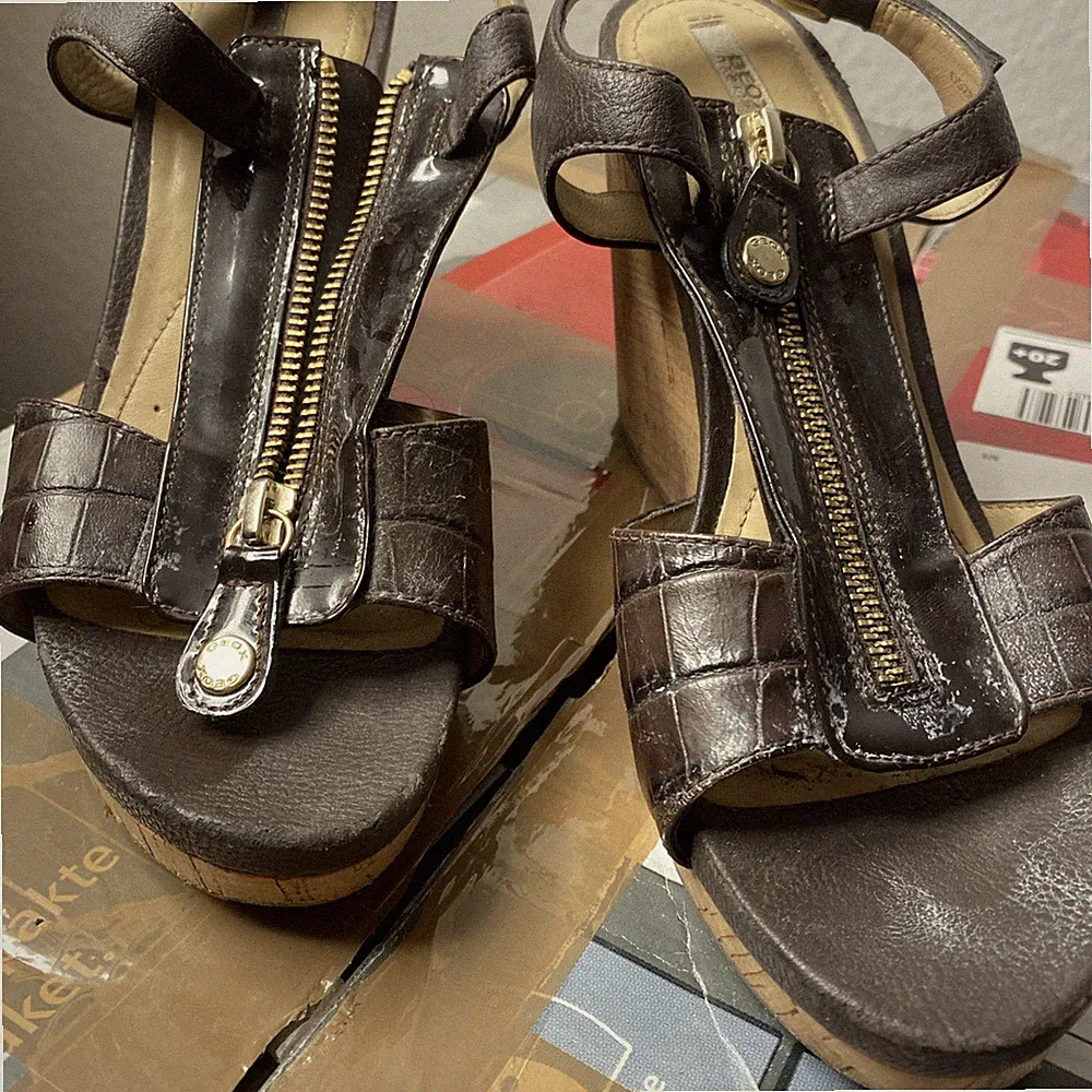 braune Damen-Sandalen mit Keilabsatz und Front-Reißverschluss Geox