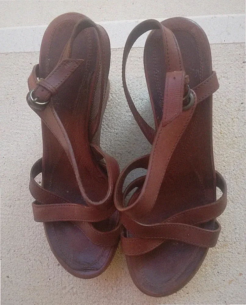 Braune Sandalen mit Keilabsatz und Riemchenverschluss