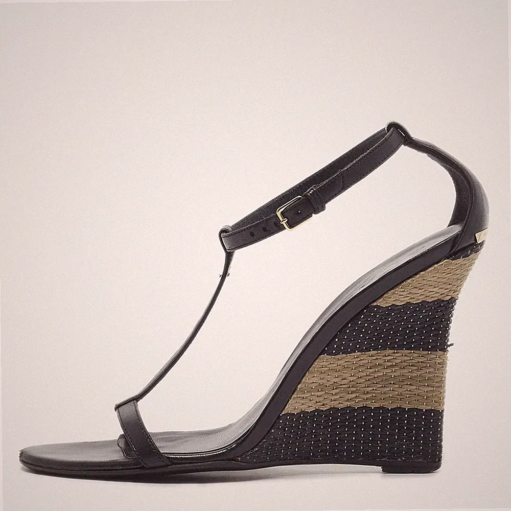 Burberry Sandalen Größe 38,5 schwarz Lackleder T-Riemen Keilabsatz