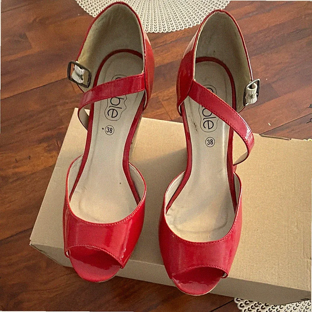 Cable Damen Keilabsatz Peep-Toe Sandalen Lackleder Rot/Beige EU 38
