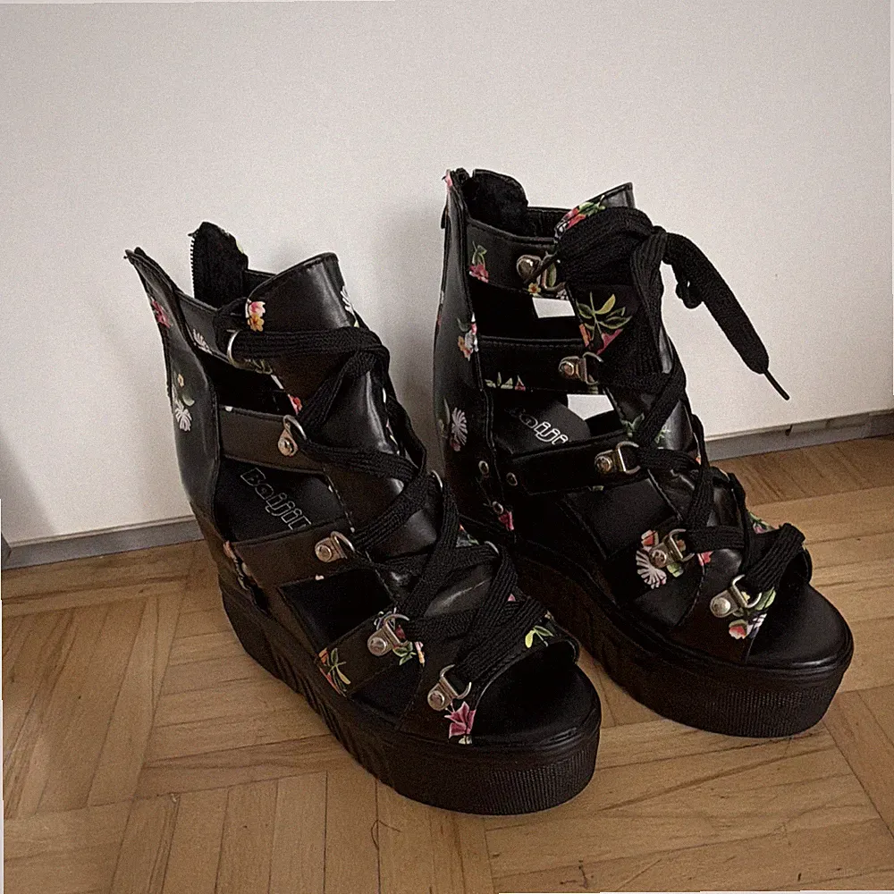 CaféNoir Damen Keilabsatz Sandalen EU 38 Synthetik schwarz Blumen Schnürung