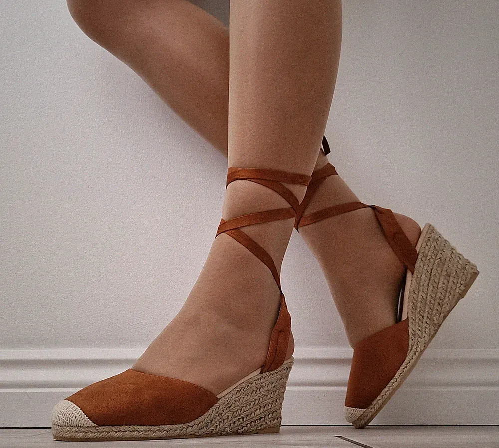 Camelfarbene Damen-Espadrille-Sandalen Knöchelriemen zum Binden Keilabsatz Plateauschuhe neu