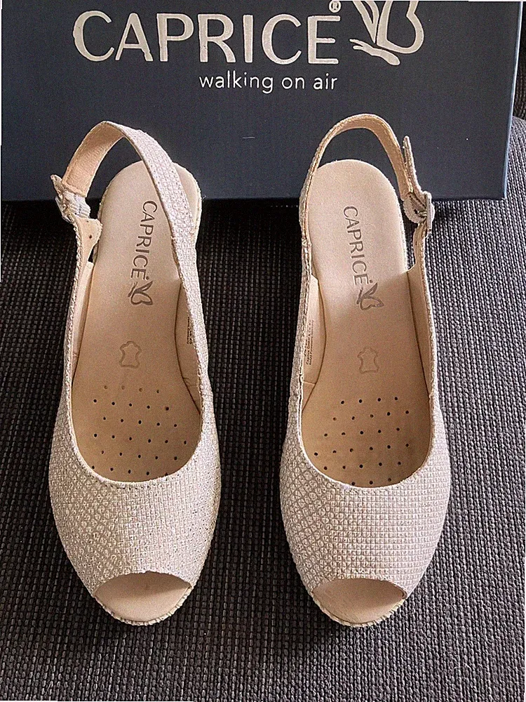 CAPRICE Sommer Sandalette mit Keilabsatz 5 cm hoch beige silbern-gold glänzend