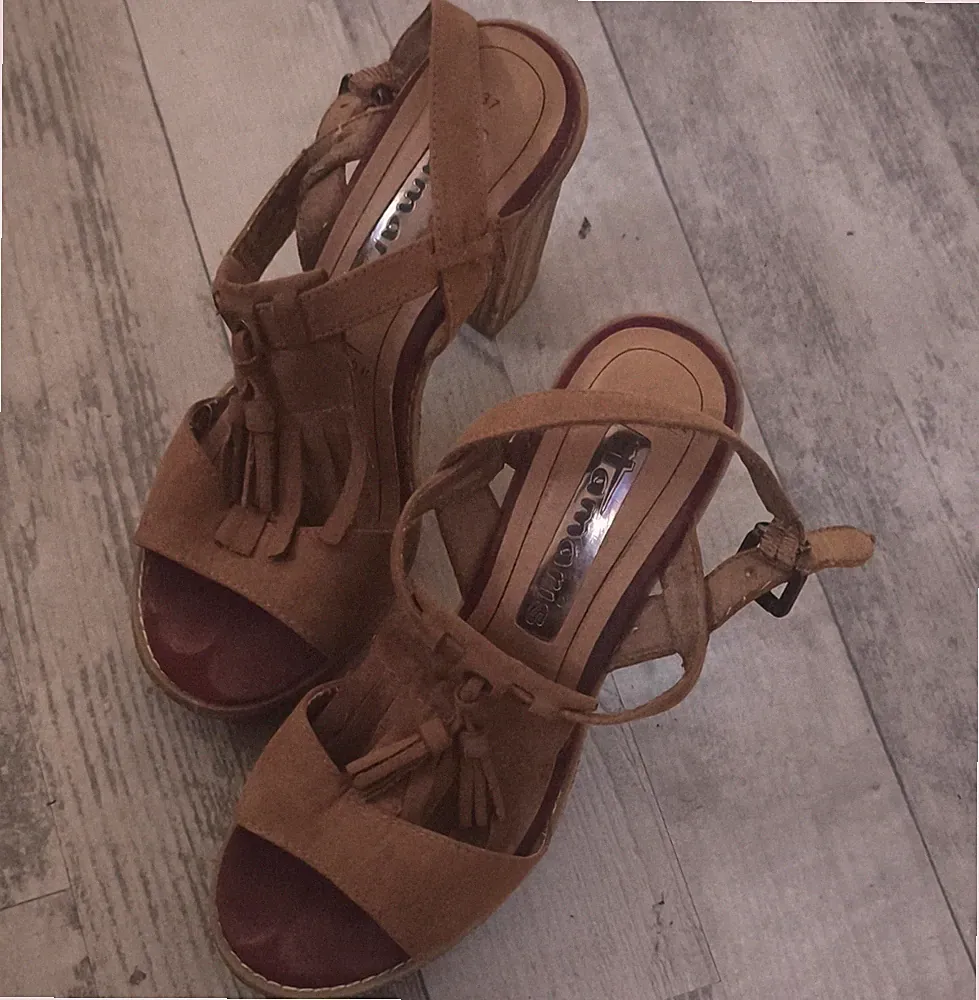 Carmen Damen Sandalen Wildleder Braun Keilabsatz 5–7,5 cm Quasten Gr. 37