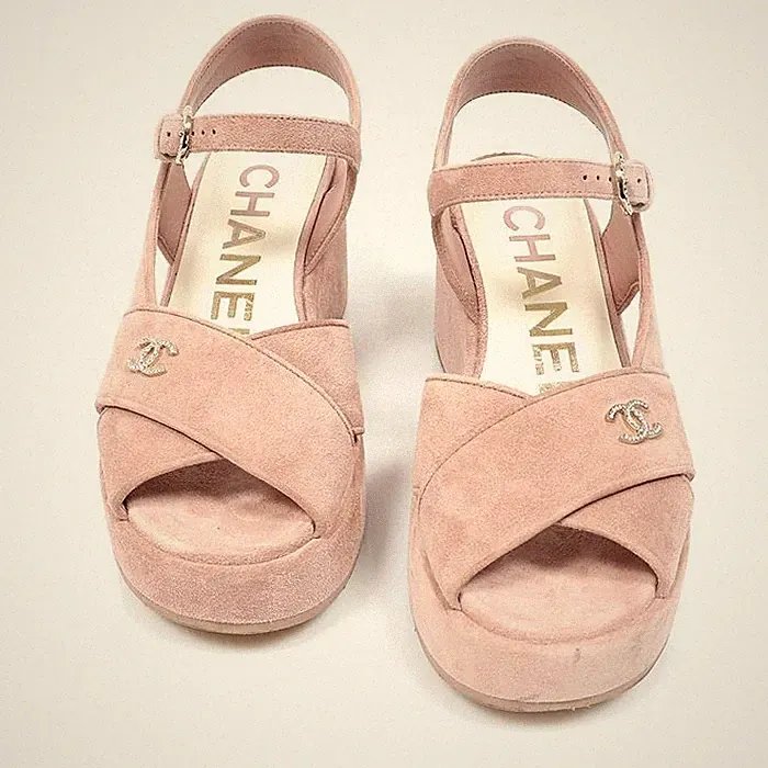 Chanel hellrosa Wildleder CC Logo seitlicher Keilabsatz Damen Sandalen 37 157893330 [U]
