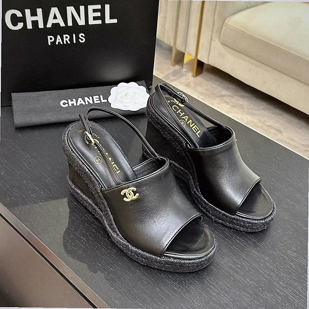 CHANEL Keilabsatz Sandalen aus Leder – Gr. 38