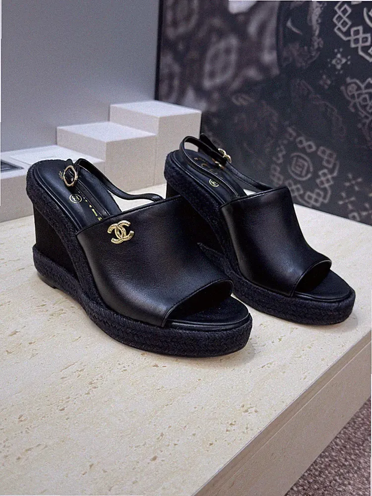 CHANEL Keilabsatz Sandalen / Mules aus Leder – Gr. 39