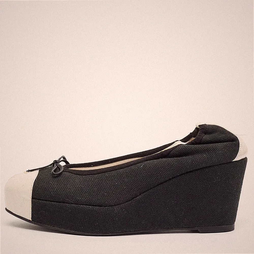 Chanel Pumps Größe 38 Schwarz Weiß Canvas Scrunch Keilabsatz