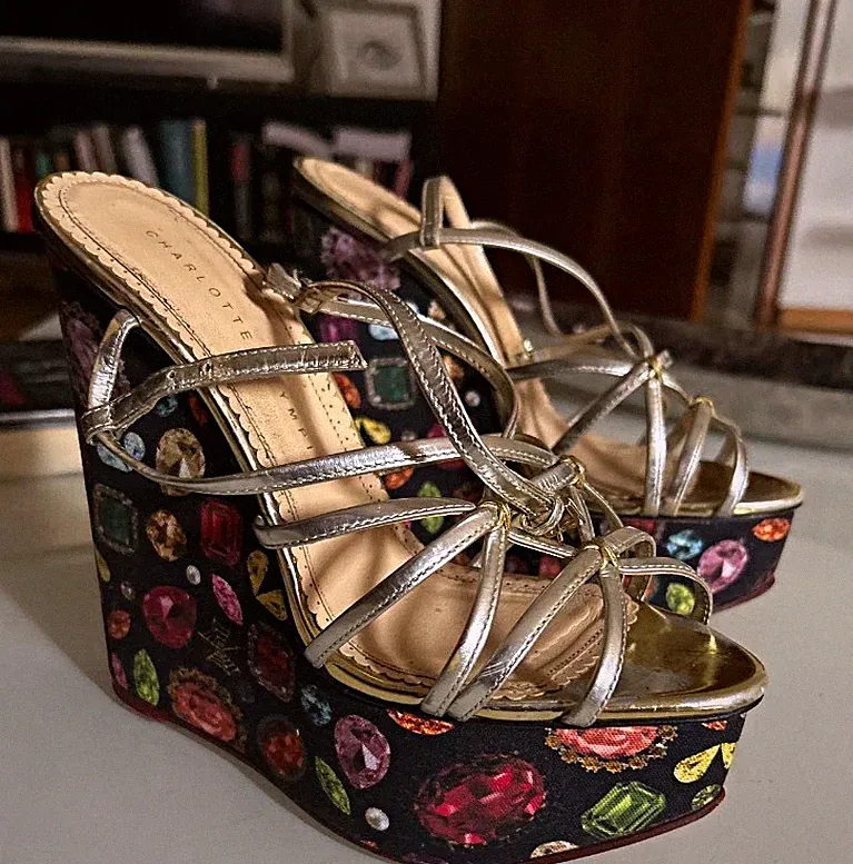 Charlotte Olympia Damen Sandalen Keilabsatz sehr hoch Lackleder 39 silber