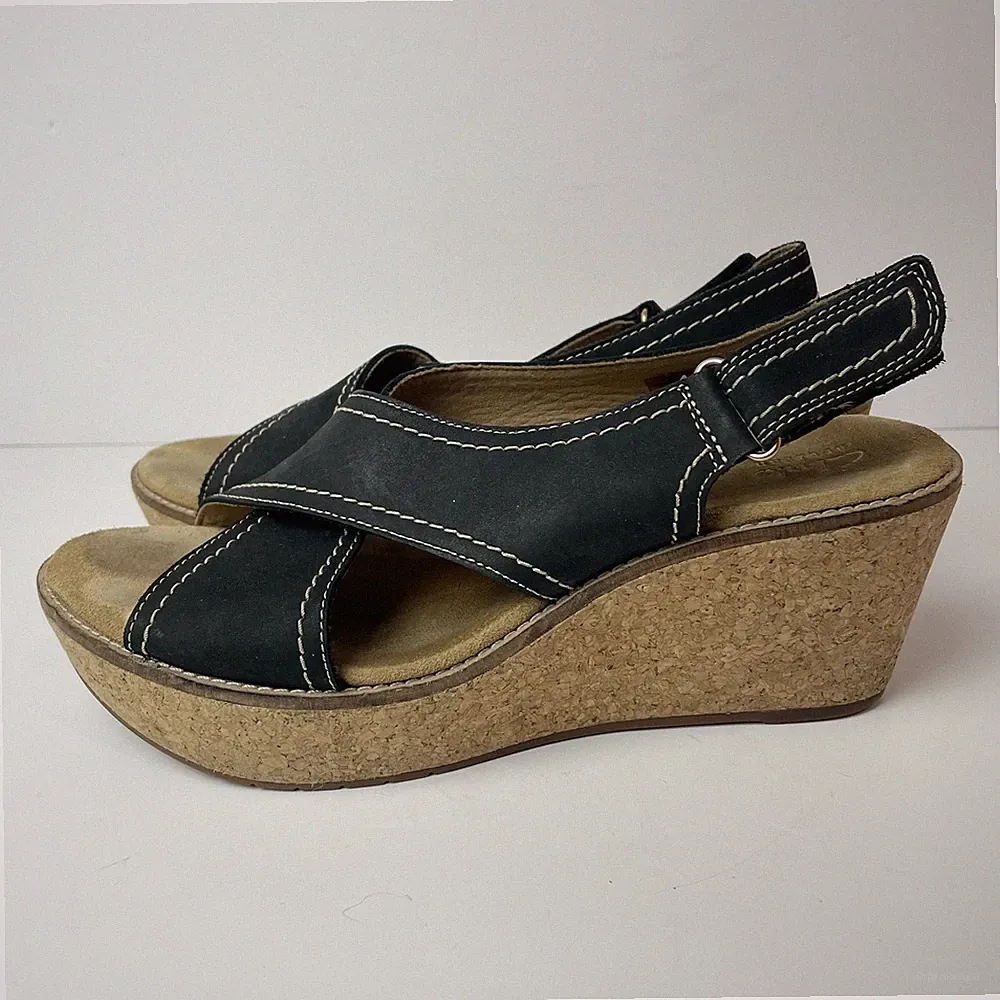 Clarks Artisan schwarze Leder-Sandalen Fersenriemen offene Zehenpartie Plateau Keilabsatz UK 8 D