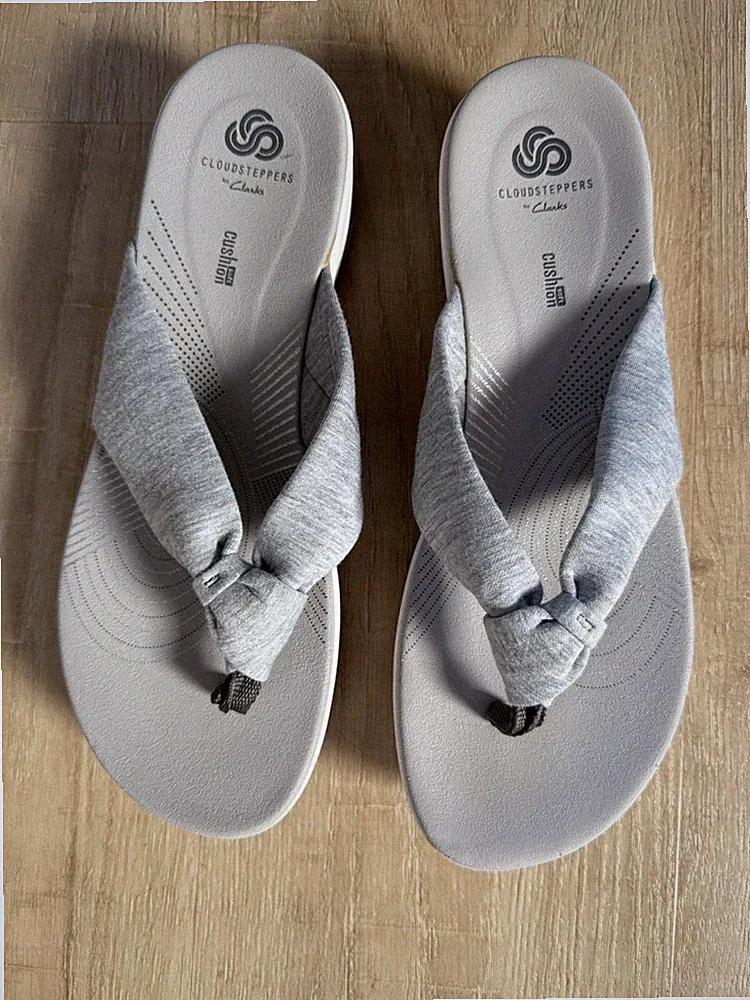 Clarks Cloudsteppers Damen Flip Flops Gr. 41 Grau gepolstert Comfort Keilabsatz