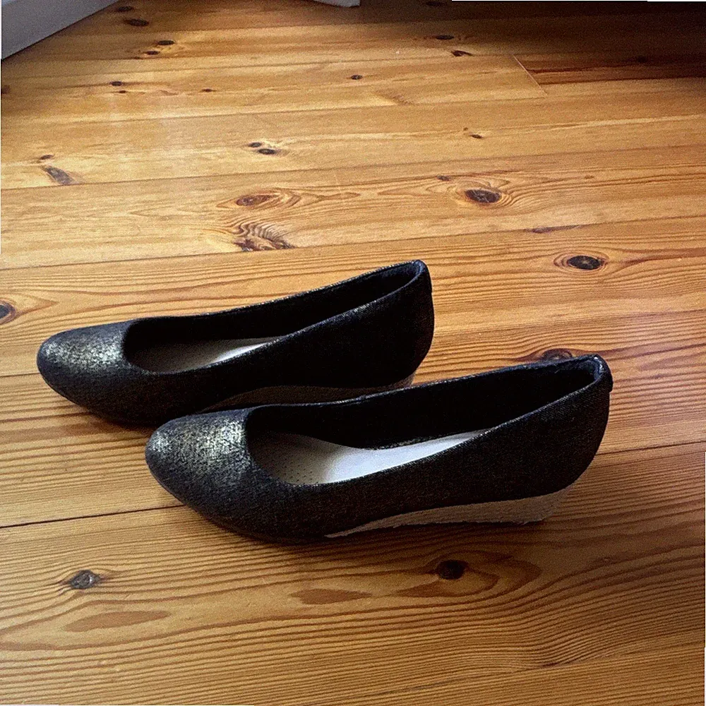 Clarks Damen Pumps Schwarz Glitzer Keilabsatz niedrig Schlupf EU 39,5