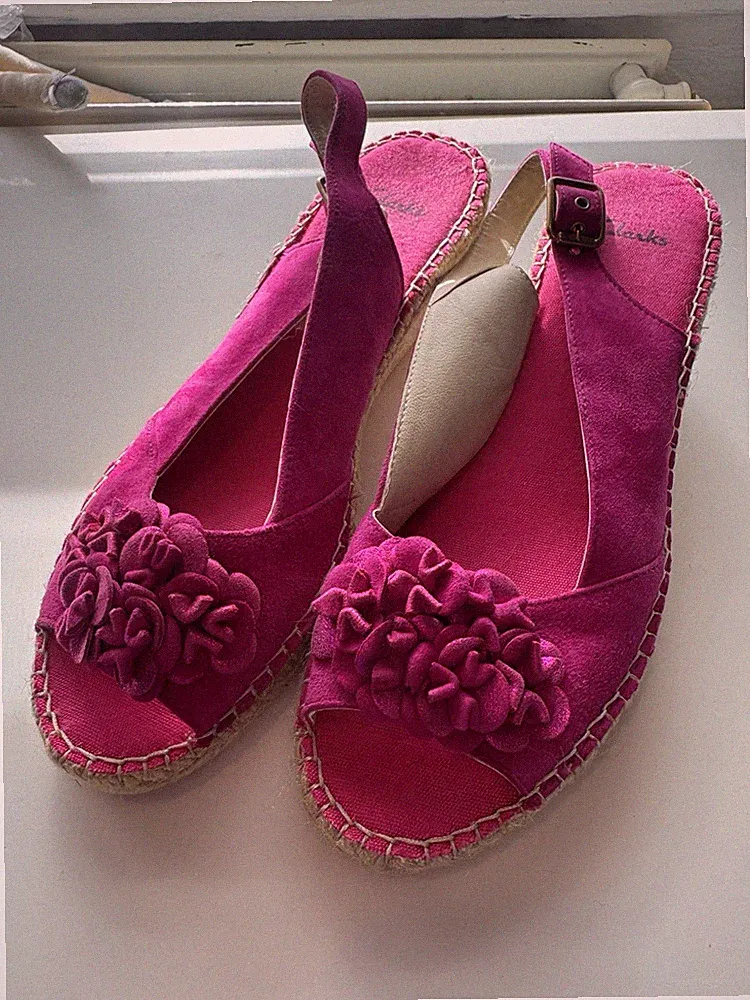 Clarks Damen rosa Wildleder mittelhoher Keilabsatz Fersenriemen Sandalen Größe UK 6D – sehr guter Zustand