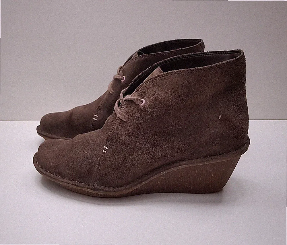 Clarks Größe 6,5 UK EUR40 DAMEN BRAUN VELOURSLEDER MITTELHOHER KEILABSATZ STIEFEL BOOTIES SCHUHE