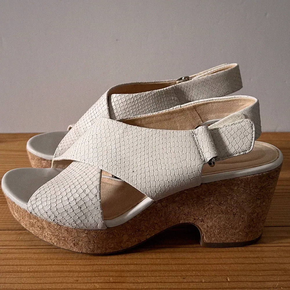 Clarks Kork Keilsandaletten Gr. 6,5 weiß Schlangenleder Plateau