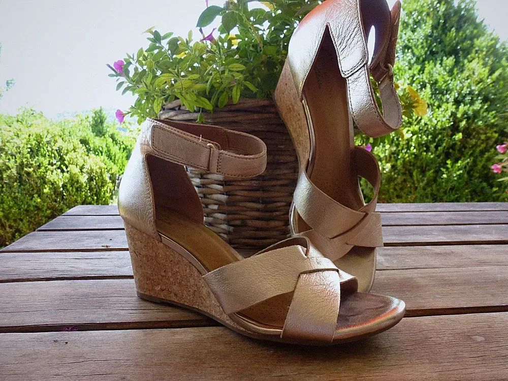 CLARKS Leder Kork Keilabsatz Sandalette Gr. 39 Riemchen gold WEDGES