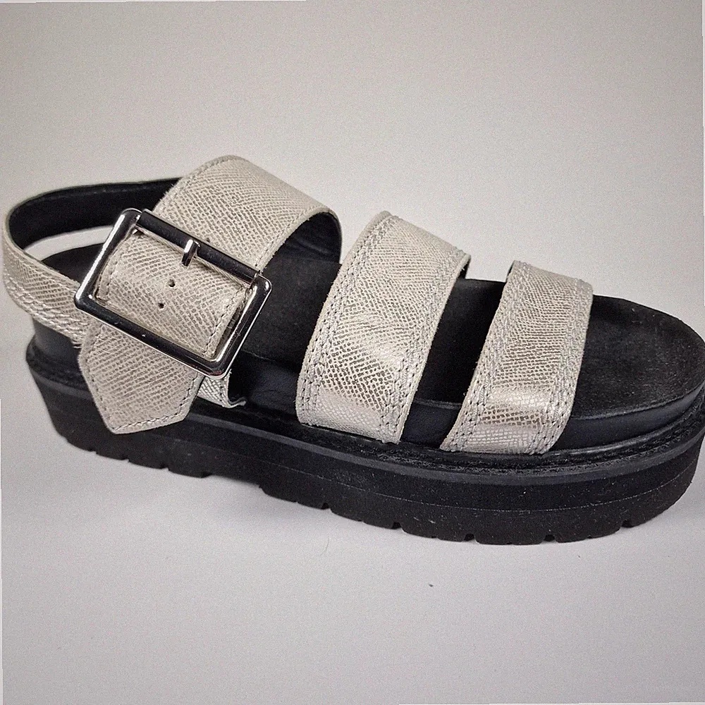 Clarks Orianna Over Damen-Plateausandalen silberfarben Leder UK 6