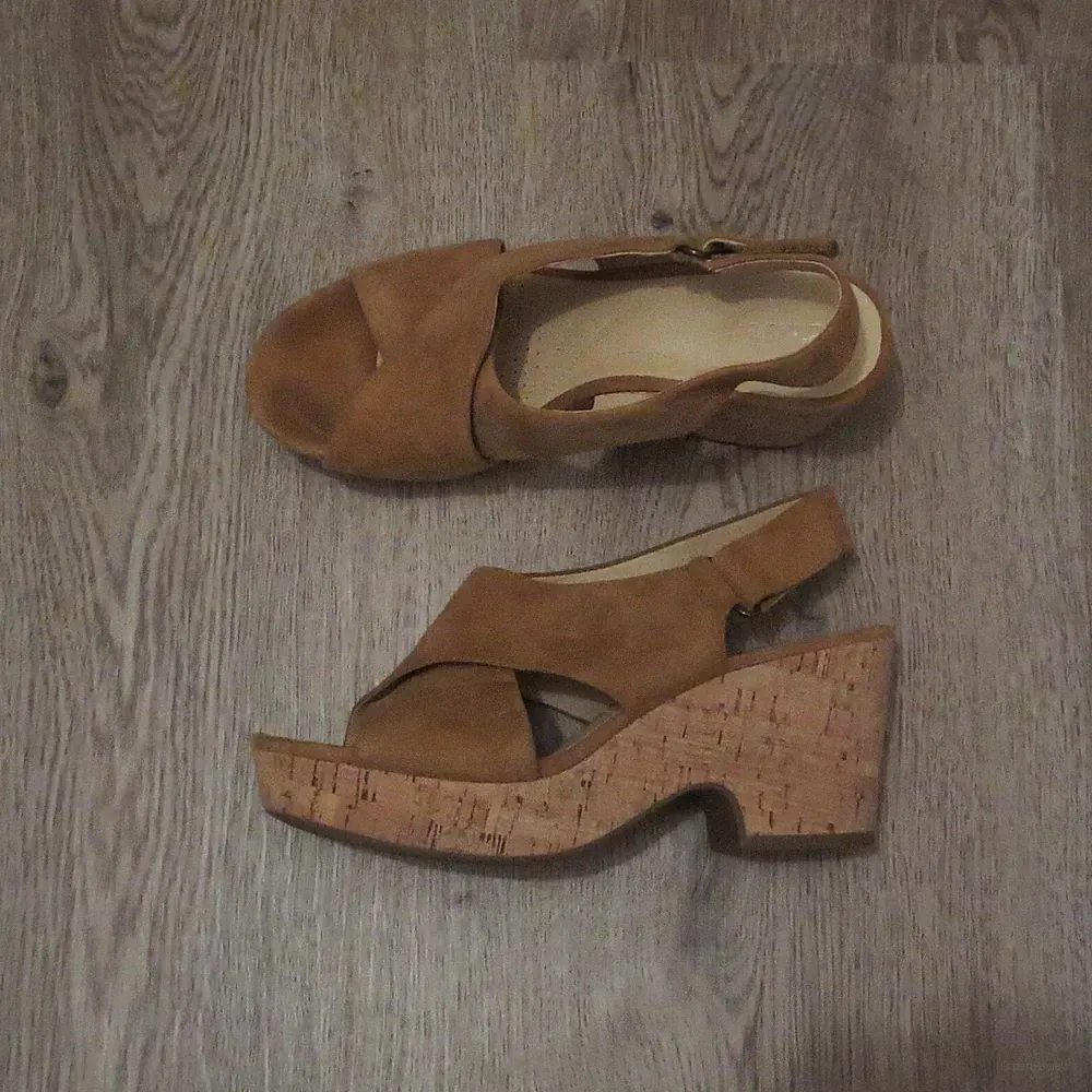 Clarks Sandalen Gr. 39,5 Kork Keilabsatz Velours Leder hellbraun cognac braun