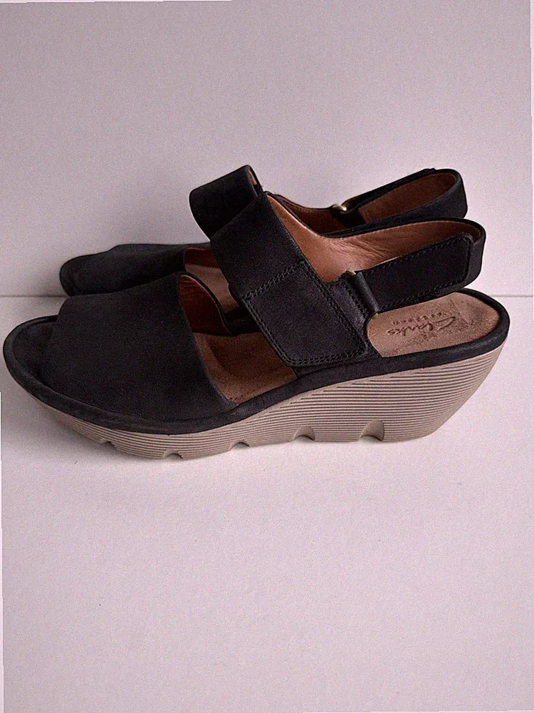Clarks schwarze Wildleder-Plateausandalen Klettverschluss offene Zehenpartie Fersenriemen Keilabsatz UK 6