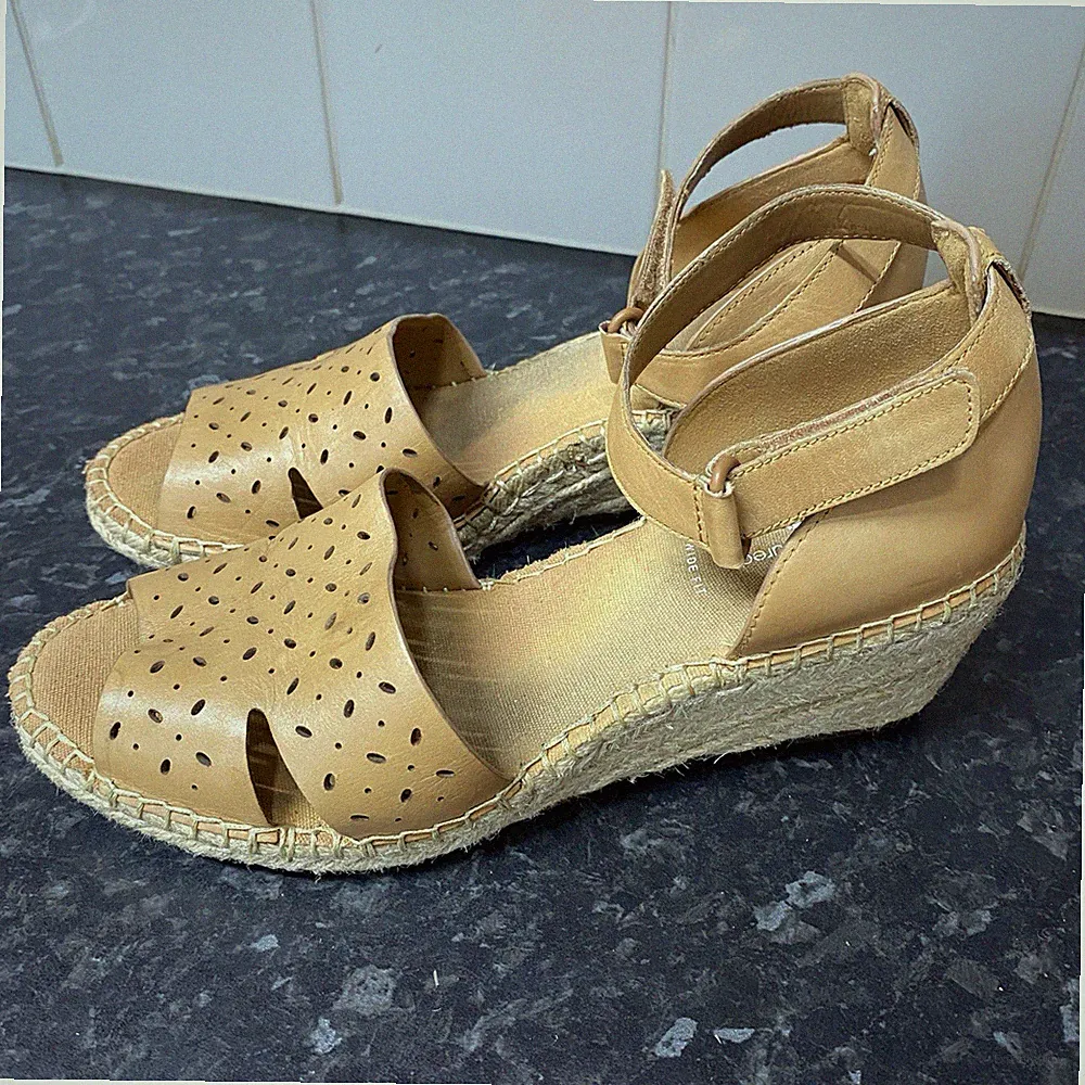 Clarks unstrukturierte Espadrille Keilabsatz Slingback Schieber hellbraune Sandalen UK 6 E