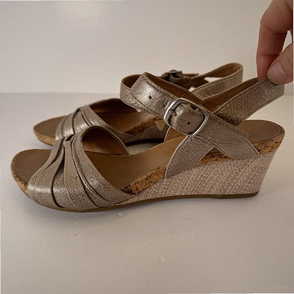 Clarks Women 5 Platform Wedge Heel Sandals Gold Beige Ankle Strappy Lafley Joy